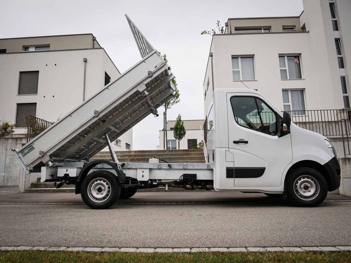 nissan-nv400-auflastung-anhngelast-mit-brcke-kaufen-schweiz-seitliche-ansicht-ariva.jpg