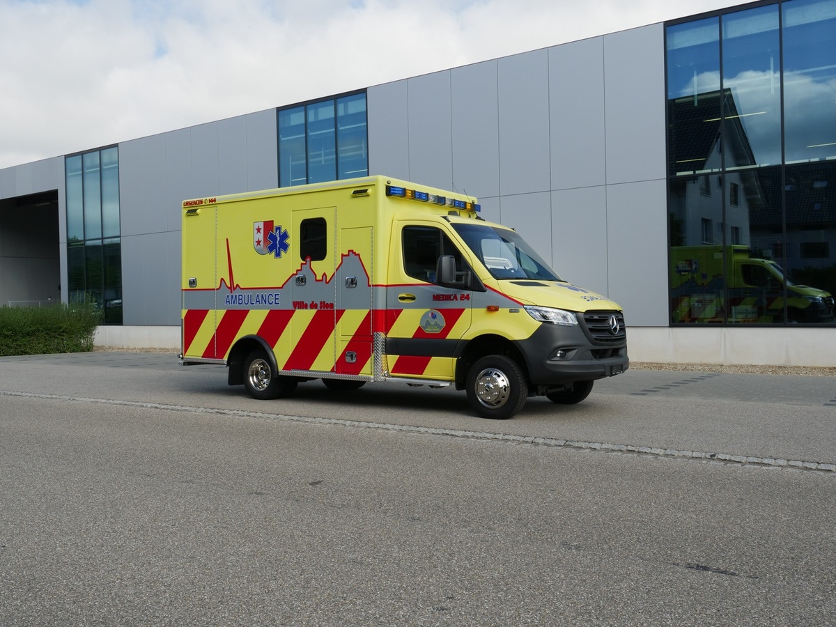 mercedes-sprinter-fahrzeugbau-ambulanz-ansicht-seitlich-kaufen-schweiz-ariva-anpassungen.jpg