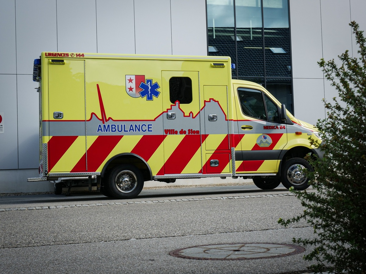 mercedes-sprinter-fahrzeugbau-ambulanz-ansicht-seitlich-kaufen-schweiz-ariva-umbau.jpg