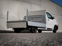 peugeot-e-expert-k0-e-nutzfahrzeuge-kipper-seitliche-ansicht-hinten-ariva-kaufen-schweiz.jpg